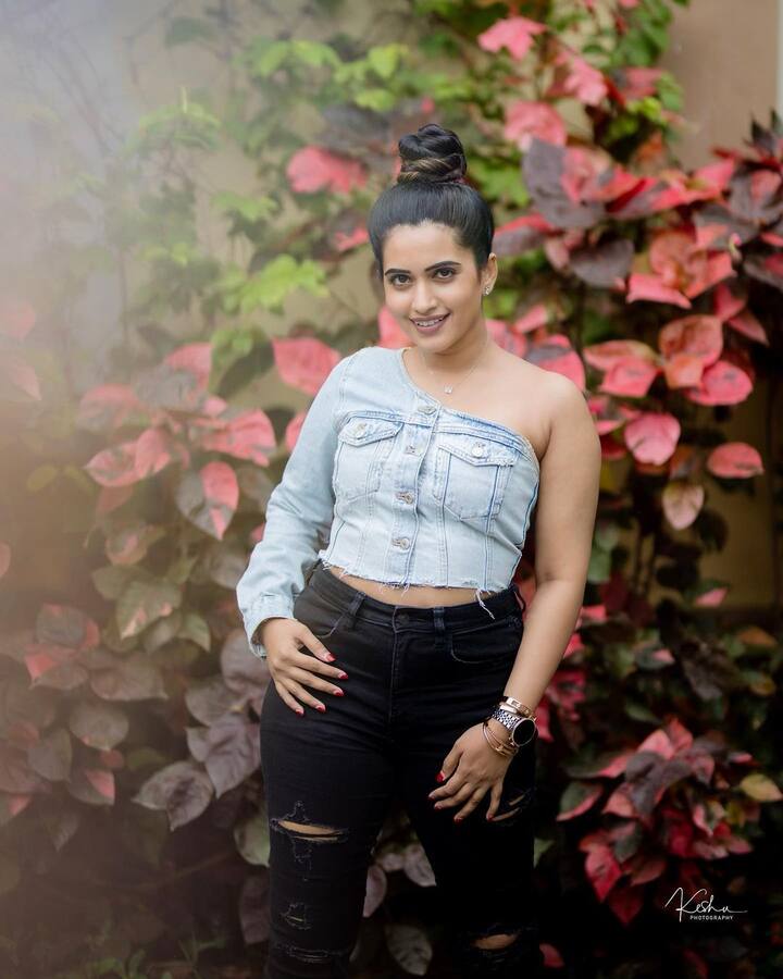 బిగ్ బాస్ కి వెళ్లకముందు ఈ అమ్మడి రూటే వేరు. కానీ ఫేమ్ వచ్చాక మాత్రం ట్రెండీ లుక్స్ లోకి వచ్చేసింది.-Image credit: Sravanthi Chokarapu/Instagram