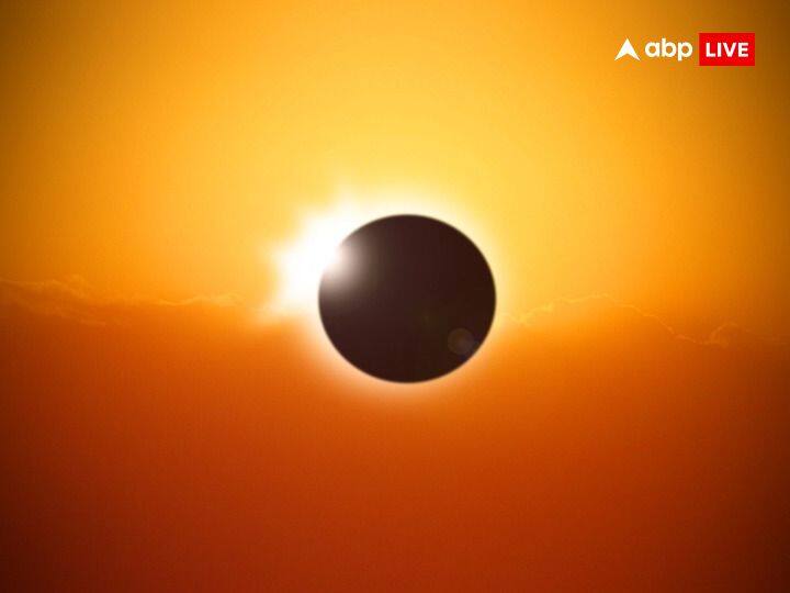 इस साल का आखिरी सूर्य ग्रहण 14 अक्टूबर 2023 को अश्विन अमावस्या के दिन कन्या राशि और चित्रा नक्षत्र में लगेगा. यह सूर्य ग्रहण भारत में दिखाई नहीं देगा लेकिन कुछ जातकों को इसके अशुभ परिणाम झेलने पड़ेंगे.