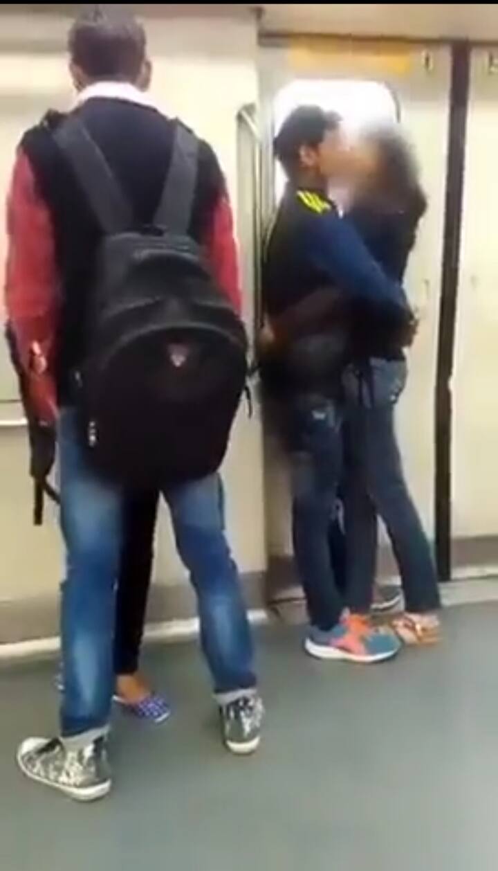 Delhi Metro obscene Video again goes viral passengers demanding action ann Delhi Metro: फिर वायरल हुआ दिल्ली मेट्रो में अश्लील हरकत का वीडियो, जानें यात्री क्यों कर रहे कार्रवाई की मांग?