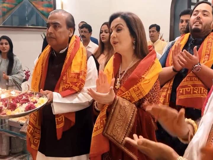 मुकेश अंबानी पत्नी, बेटे और होने वाली बहू के साथ मुख्यमंत्री आवास पर गणपति बप्पा की भक्ति में लीन दिखे.