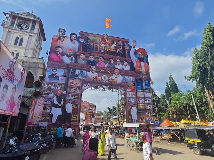 गेल्या 40 वर्षांपासून विसर्जन मिरवणूक मार्गावर भव्य दिव्य स्वागत कमान उभारल्या गेल्या आहेत.