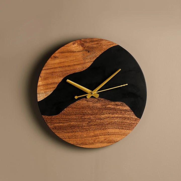 પૂર્વ દિવાલમાં મૂકવા માટે લાકડાની ઘડિયાળ શુભ રહેશે. ઘડિયાળ માટે રંગો પસંદ કરતી વખતે, જો ખૂબ જ હળવા રંગો પસંદ કરવામાં આવે તો તે વધુ સારું રહેશે. ઘેરા રંગની ઘડિયાળ ઘરમાં ટાળવી જોઈએ.