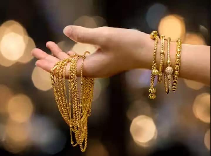 Gold Buying: जुन्या काळापासूनच भारतात सोन्यातील गुंतवणूक ही सुरक्षित आणि चांगली समजली जाते. सामान्यत: बहुतांश लोकांना सोन्यातील गुंतवणूक हा सुरक्षित पर्याय वाटतो.