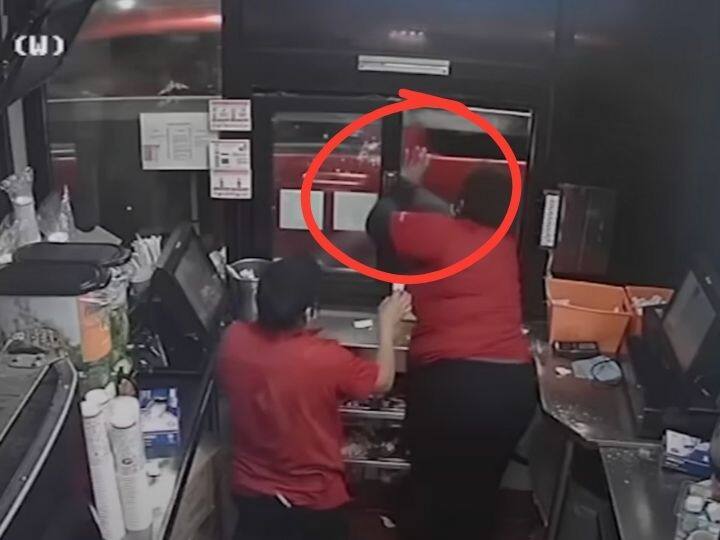 US restaurant staff shoots customer for arguing over fries video viral on social media इस रेस्टोरेंट के कर्मचारी ने बहस करने पर कस्टमर को किया शूट, सोशल मीडिया पर वायरल हुआ वीडियो