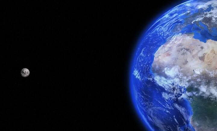 বিজ্ঞানীদের মতে, পৃথিবীর কোন জায়গা থেকে চাঁদকে দেখা হচ্ছে, তার উপরও রংয়ের পরিবর্তন নির্ভর করে। আবার সূর্যের অবস্থানও অনেক কিছু ঠিক করে দেয়।