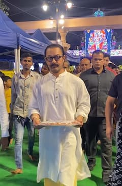 Ganpati Celebration 2023: मिठाई का थाल लिए गणपति बप्पा के दर्शन करने पहुंचे Aamir Khan, हाथ जोड़ विघ्नहर्ता से प्रार्थना करते दिखे एक्टर