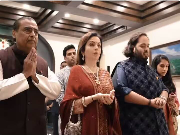 મુકેશ અંબાણીએ પરિવાર સાથે સીએમ એકનાથ શિંદના ઘરે જઈને ગણપતિ બાપ્પાના દર્શનનો લાભ લીધો હતો.