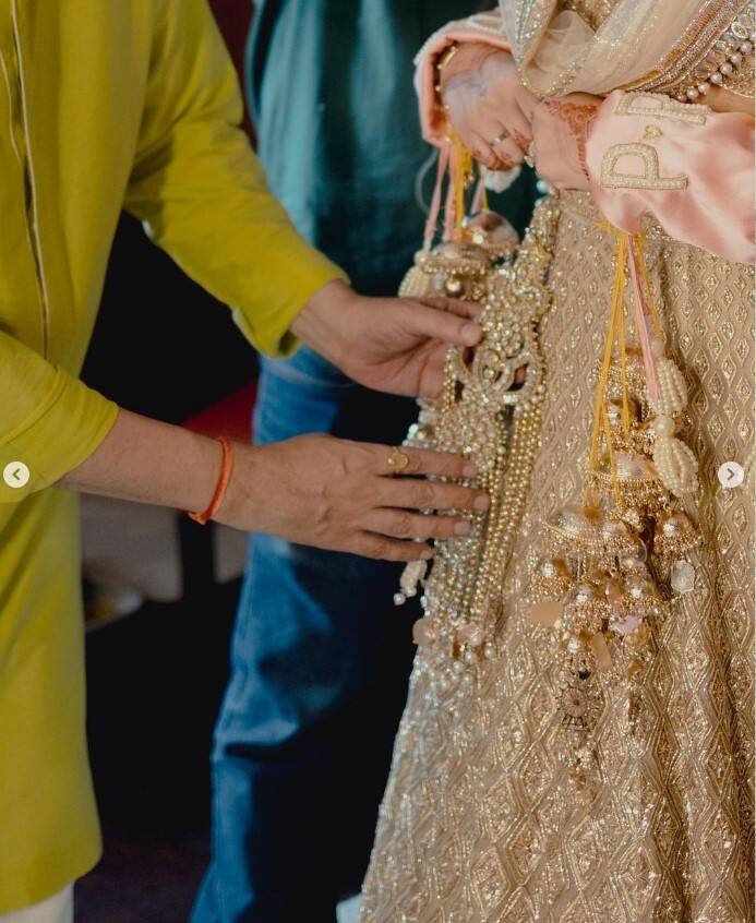 ਮਨੀਸ਼ ਨੇ ਕੈਪਸ਼ਨ ਵਿੱਚ ਲਿਖਿਆ, “ਕੁਝ ਡਿਟੇਲ ਬਹੁਤ ਫਰਕ ਲੈ ਆਉਂਦੀ ਹੈ। ਮੈਨੂੰ ਯਾਦ ਹੈ ਜਦੋਂ ਮੈਂ ਪਰਿਣੀਤੀ ਚੋਪੜਾ ਨਾਲ ਲਹਿੰਗੇ ਦੇ ਡਿਜ਼ਾਈਨ ਬਾਰੇ ਗੱਲ ਕਰ ਰਿਗਾ ਸੀ, ਤਾਂ ਉਸਨੇ ਮੈਨੂੰ ਆਪਣੀ ਨਾਨੀ ਦੀ ਅੰਗੂਠੀ(ਛੱਲਾ) ਜੋ ਉਹ ਆਪਣੀ ਕਮਰ 'ਤੇ ਪਹਿਨਦੀ ਸੀ, ਉਸਨੂੰ ਜੋੜਨ ਲਈ ਕਿਹਾ ਸੀ, ਅਜਿਹਾ ਕਰਕੇ ਉਹ ਆਪਣੀ ਨਾਨੀ ਦਿਲੋਂ ਸ਼ਰਧਾਂਜਲੀ ਦੇਣਾ ਚਾਹੁੰਦੀ ਸੀ।