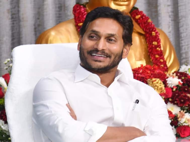 CM Jagan conducts review meet with MLAs, MLCs, District co-ordinators over ‘Gadapa Gadapaku Mana Prabhutvam’ program CM Jagan: వైనాట్ 175 సాధ్యమే, త్వరలో రెండు కొత్త కార్యక్రమాలతో జనాల్లోకి - సీఎం జగన్