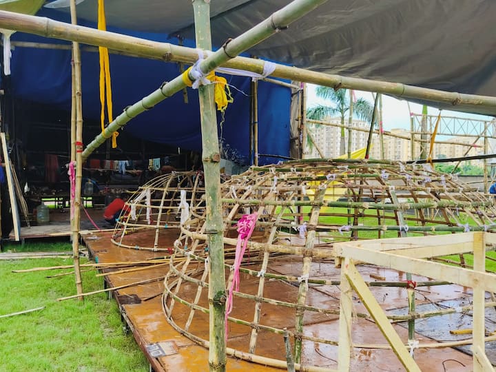 পুজোর দিনগুলি নানা সাংস্কৃতিক অনুষ্ঠানে মাতাবেন আবাসিকরাই। আবাসনে রয়েছে একটি ইন-হাউস ব্যান্ডও। সাবধানতা বজায় রাখতে প্রাথমিক চিকিৎসা ও নিরাপত্তার দিকেও নজর থাকছে বলে জানিয়েছেন উদ্যোক্তারা।