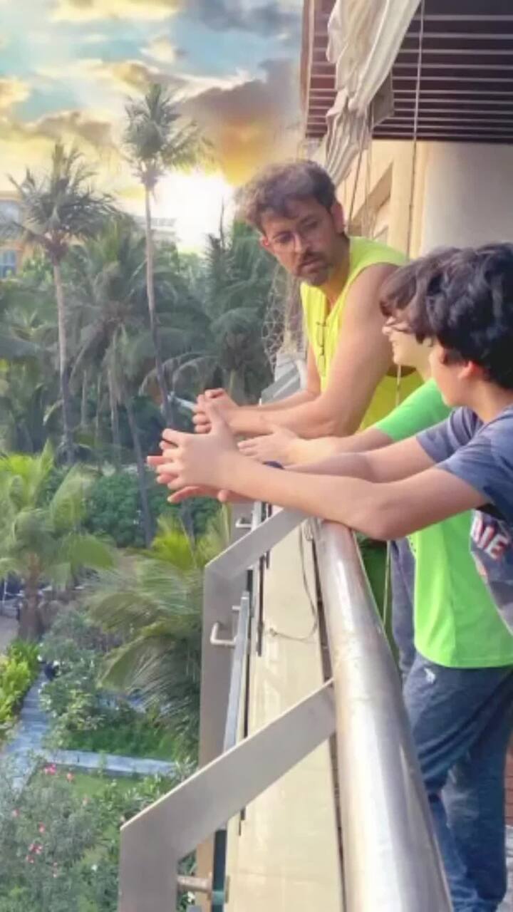 एक्टर की घर की बालकनी से समुद्र का बहुत खूबसूरत नजारा दिखाई देता है. अक्सर एक्टर यहां अपने बच्चों के साथ क्वालिटी टाइम स्पेंड करते हैं.