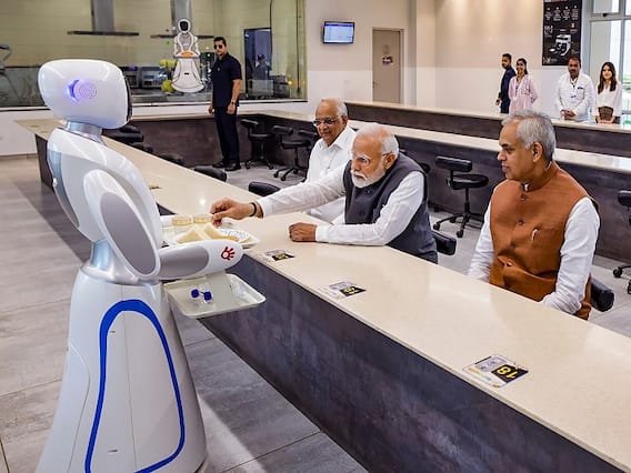 PM at Robotics Gallery: साइंस सिटी में रोबोट्स से रूबरू हुए पीएम मोदी, एडवांस गैजेट्स देख हुए हैरान; देखें लेटेस्ट तस्वीरें