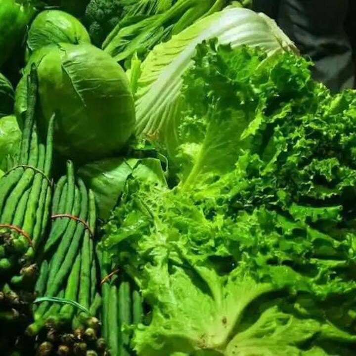 সবুজ শাকসবজিতে পাওয়া ফোলাট হতাশা থেকে রক্ষা করতে সহায়ক বলে প্রমাণিত। এইসব সবজিতে থাকা পুষ্টি উপাদান মানসিক চাপ ও অসুস্থতা থেকে মুক্তি দেয়। তাই প্রতিদিনের ডায়েটে সবুজ শাকসবজি অবশ্যই অন্তর্ভুক্ত করতে হবে।