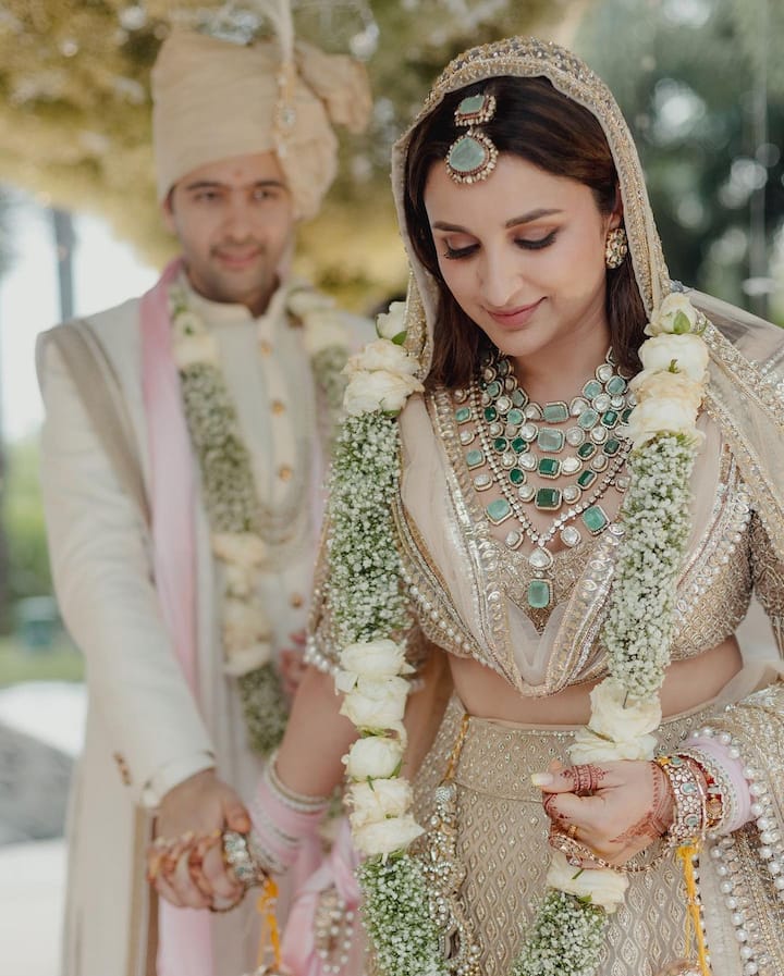 परिणीति ने भी मनीष की इस पोस्ट को अपने अकाउंट पर रीपोस्ट किया और कैप्शन में लिखा कि , ‘शुक्रिया..मैंने अपने खास दिन पर अपनी नानी को बहुत याद किया था...लेकिन उनका एक हिस्सा मेरे पास उस दिन था..’