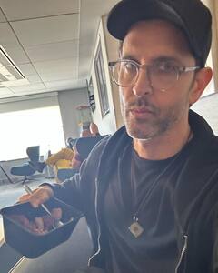 Hrithik Roshan House: आलीशान लिविंग रूम...बेहद खूबसूरत बेडरूम, अंदर से ऐसा दिखता है ऋतिक रोशन का मुंबई वाला घर