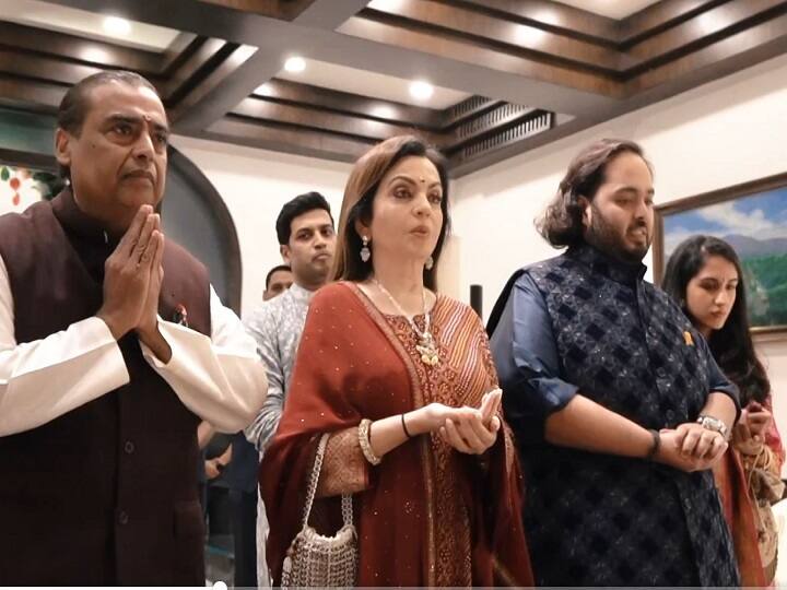 मुकेश अंबानी ने सीएम एकनाथ शिंद के आवास पर अपने परिवार सहित जाकर गणपति बप्पा के दर्शन का लाभ लिया.