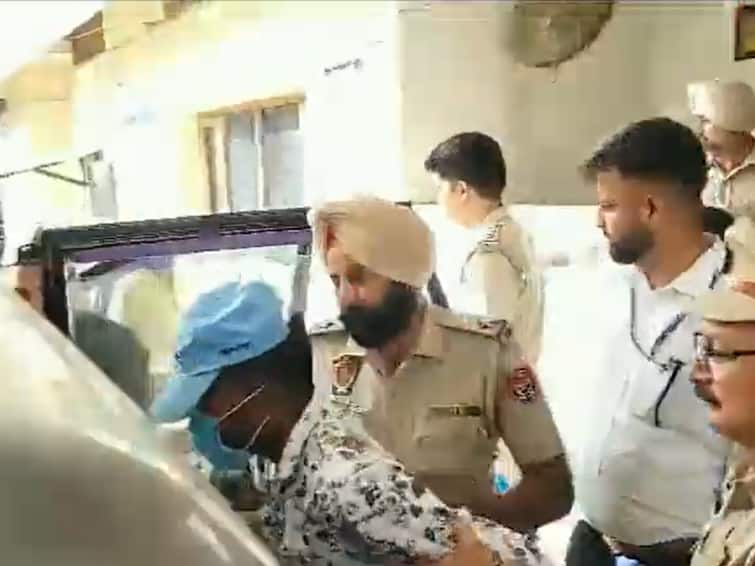 Punjab Police Takes Suspect Into Custody During Raids Against Gangster Arsh Dalla's Aides: WATCH Punjab Police Takes Suspect Into Custody During Raids Against Gangster Arsh Dalla's Aides: WATCH