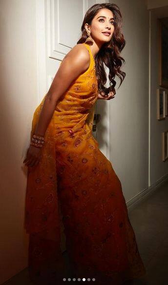 Pooja Hedge: ਪੂਜਾ ਹੇਗੜੇ ਨੇ ਸਾੜੀ ਪਾ ਕੇ ਵਧਾਈ ਪ੍ਰਸ਼ੰਸਕਾਂ ਦੇ ਦਿਲਾਂ ਦੀ ਧੜਕਣ, ਹੌਟ ਲੁੱਕ ਦੇਖ ਹੈਰਾਨ ਰਹਿ ਗਏ ਫੈਨਜ਼