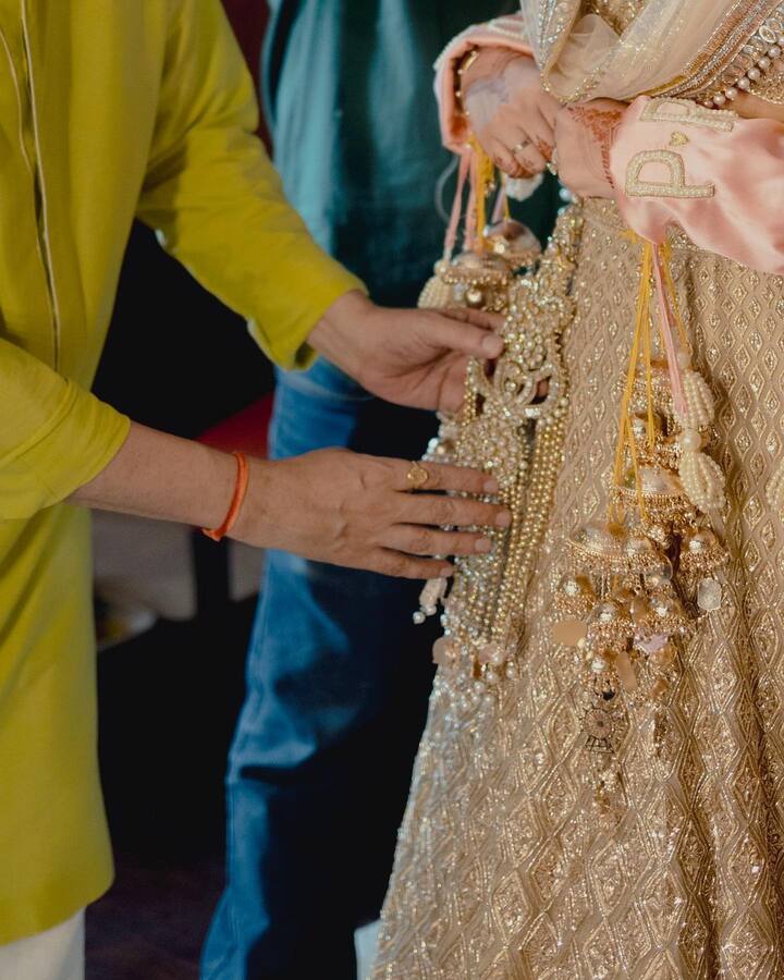 मनीष ने कैप्शन में लिखा, “कुछ डिटेल बहुत फर्क ले आती हैं. मुझे याद है कि जब मैं परिणीति चोपड़ा से लहंगे के डिजाइन के बारे में बात कर रहा था तो उन्होंने मुझसे इसमें अपनी नानी का छल्ला, जो वो कमर पर पहनती थी उसे जोड़ने के लिए कहा था. ऐसा करके अपनी नानी को भावभीनी श्रद्धांजलि देना चाहती थी. ”