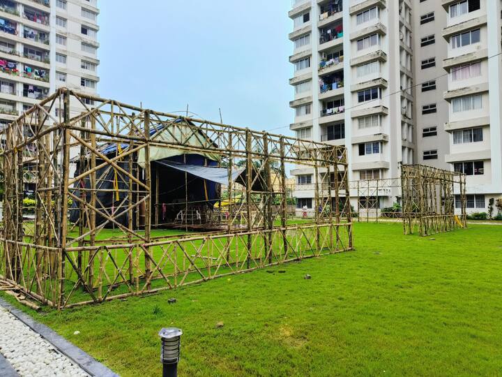 রাজারহাটের কালী পার্কের সিলভার ওক এস্টেট। আবাসনে রয়েছে ৫০০ ফ্ল্যাট, ৫০টি বাংলো। বাসিন্দারা জানাচ্ছেন ২২০০-এরও বেশি বাসিন্দা রয়েছেন এই আবাসনে। মন্ডপ সজ্জা থেকে সাংস্কৃতিক অনুষ্ঠান-খাওয়া দাওয়া। রকমারি আয়োজন রাখছেন উদ্যোক্তারা।