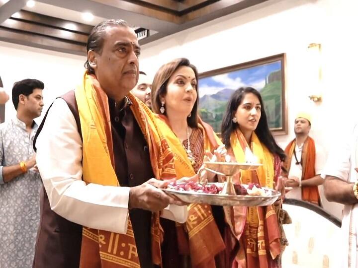 मुकेश अंबानी ने पत्नी नीता अंबानी, बेटे अनंत अंबानी और होने वाली बहू राधिका मर्चेंट के साथ गणपति बप्पा की आरती की.