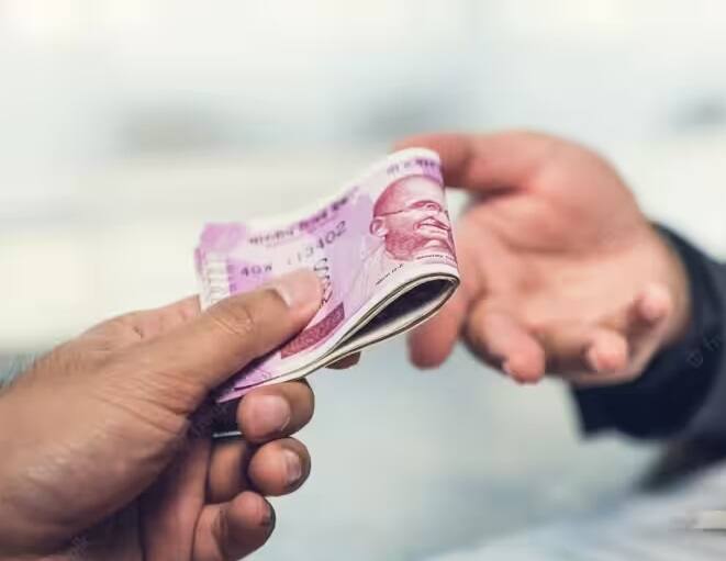 Employees Provident Fund: કર્મચારી ભવિષ્ય નિધિ ખાતામાં નિવૃત્તિ માટે મોટી રકમ એકઠી કરવામાં આવે છે. જો કે, તમે ઇમરજન્સીની સ્થિતિમાં પણ આ ખાતામાંથી પૈસા ઉપાડી શકો છો.