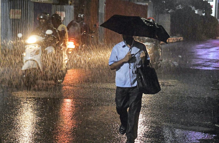 আবহাওয়া দফতরের ( West Bengal Weather Update ) পূর্বাভাস, শুক্রবার বঙ্গোপসাগরে ঘূর্ণাবর্ত তৈরির সম্ভাবনা রয়েছে। এই ঘূর্ণাবর্ত উত্তর বঙ্গোপসাগরে শক্তি বাড়াতে পারে।