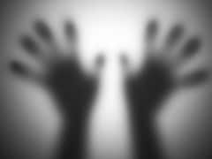 రోడ్డుపై అర్ధనగ్నంగా అత్యాచార బాధితురాలు, సాయం కోసం ఇంటింటికీ తిరిగిన బాలిక