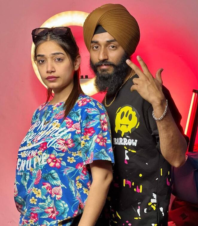 On Punjab ਫੇਸਬੁੱਕ ਉੱਪਰ ਸ਼ੇਅਰ ਕੀਤਾ ਗਿਆ ਇਹ ਵੀਡੀਓ ਤੇਜ਼ੀ ਨਾਲ ਸੋਸ਼ਲ ਮੀਡੀਆ ਉੱਪਰ ਵਾਇਰਲ ਹੋ ਰਿਹਾ ਹੈ। ਜਾਣਕਾਰੀ ਮੁਤਾਬਕ ਕੁੱਲ੍ਹੜ ਪੀਜ਼ਾ ਕਪਲ ਦੀ ਦੁਕਾਨ 'ਤੇ ਪਹੁੰਚੀ ਔਰਤ ਦਾ ਨਾਂਅ ਵਨੀਤ ਕੌਰ ਦੱਸਿਆ ਜਾ ਰਿਹਾ ਹੈ, ਜੋ ਕਿ ਪਹਿਲਾਂ ਵੀ ਵਿਵਾਦਾਂ ਵਿੱਚ ਆ ਰਹਿ ਚੁੱਕੀ ਹੈ।