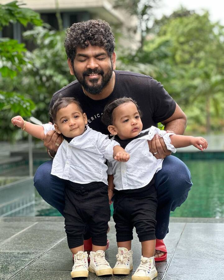 வாடகைத்தாய் மூலமாக இக்குழந்தைகள் பிறந்த நிலையில், கடும் சர்ச்சைகள் எழுந்தது. ஆனால் சட்டத்தின்படியே இருவரும் நடந்துக் கொண்டதாக ஆவணங்கள் சமர்பிக்கப்பட்டதால் இப்பிரச்சினை முடிவுக்கு வந்தது.