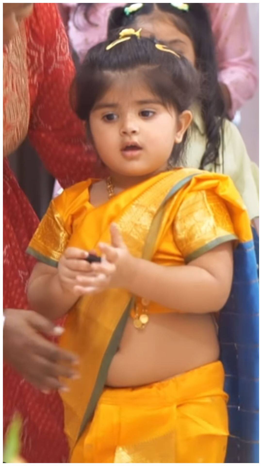 इस वीडियो में एक्ट्रेस पूरे परिवार संग