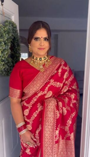 ਉਸਦਾ ਵਿਆਹ ਤੋਂ ਬਾਅਦ ਪਹਿਲਾ ਲੁੱਕ ਸਾਹਮਣੇ ਆਇਆ ਹੈ। ਉਸਦੇ ਖੂਬਸੂਰਤ ਅੰਦਾਜ਼ ਨੂੰ ਵੇਖ ਪ੍ਰਸ਼ੰਸਕ ਵੀ ਹਾਰਟ ਵਾਲੇ ਇਮੋਜ਼ੀ ਸ਼ੇਅਰ ਕਰ ਰਹੇ ਹਨ। ਤੁਸੀ ਵੀ ਵੇਖੋ ਇਹ ਵੀਡੀਓ...