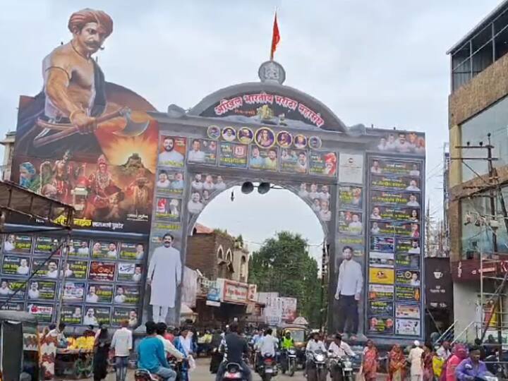 1983 साली पहिल्यांदाच मिरज शहरामध्ये स्वागत कमान उभारली गेली.  त्यानंतर दरवर्षी 50 ते 60 फुटी उंच भव्य दिव्य स्वागत कमानी उभारल्या जात आहेत.