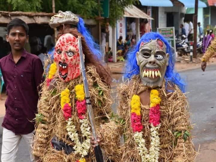 ஆயிரத்திற்கும் மேற்பட்ட பெண்கள் மதுகலயம் மற்றும் சிலைகளை ஊர்வலமாக எடுத்து வந்து நேர்த்திக்கடன் செலுத்தி வழிபாடு செய்தனர்.