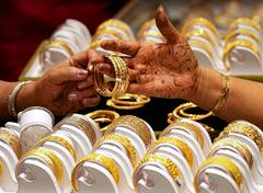 Gold Price Today: আজ কোথায় দাঁড়িয়ে সোনা? রুপোর দরই বা কত?