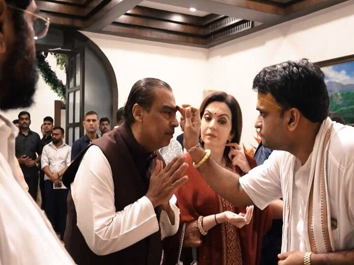 सीएम एकनाथ शिंदे के आवास वर्षा पर मुकेश अंबानी के परिवार के अलावा भी कई गणमान्य अतिथि मौजूद थे.