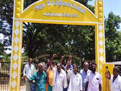 வராத பள்ளி ஆசிரியர்கள்.. வந்ததாக வருகை பதிவு.. ஆத்திரத்தில் பள்ளியை முற்றுகையிட்ட பெற்றோர்கள்!