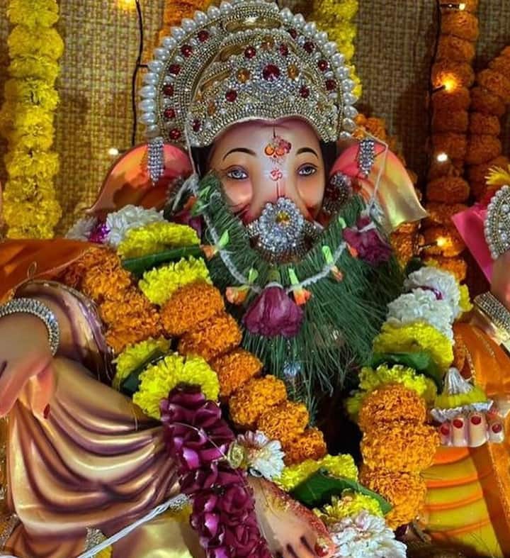 टीवी एक्ट्रेस श्वेता तिवारी ने बेटी पलक तिवारी और फैमिली संग फाइनली गणेश चतुर्थी उत्सव का समापन किया और बीते दिन धूमधाम से बप्पा को विदाई दी.