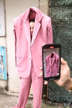 పింక్ సూట్ లో వింత పోజ్ ఇస్తున్న - ఈ బోల్డ్ బ్యూటీని గుర్తుపట్టారా?