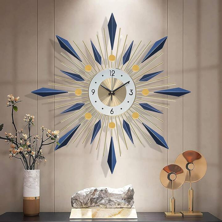 Wall Clock Vastu: દિવાલ ઘડિયાળની ઘર પર ઘણી અસર પડે છે. એટલા માટે વાસ્તુશાસ્ત્ર અનુસાર ઘડિયાળને યોગ્ય દિશામાં રાખવી જોઈએ. આ સાથે ઘડિયાળના રંગ અને કદનું પણ ધ્યાન રાખવું જોઈએ.