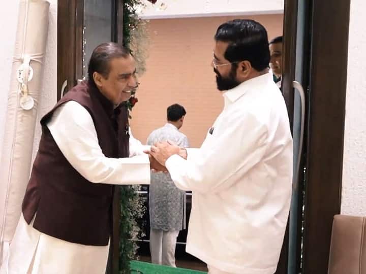 देश के और एशिया के सबसे रईस शख्स मुकेश अंबानी महाराष्ट्र के सीएम एकनाथ शिंदे के आवास वर्षा पर गणपति बप्पा के दर्शन के लिए पहुंचे थे.