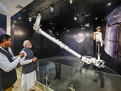 PM at Robotics Gallery: साइंस सिटी में रोबोट्स से रूबरू हुए पीएम मोदी, एडवांस गैजेट्स देख हुए हैरान; देखें लेटेस्ट तस्वीरें