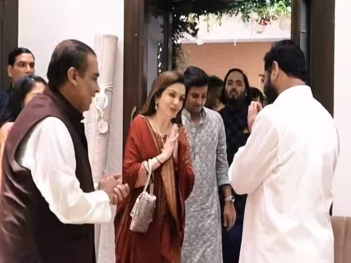 Mukesh Ambani Met CM Eknath Shinde: મહારાષ્ટ્રમાં ગણપતિ ઉત્સવ પૂરજોશમાં ચાલી રહ્યો છે અને  મુકેશ અંબાણી તેમના પરિવાર સાથે રાજ્યના સીએમ એકનાથ શિંદેના નિવાસસ્થાન વર્ષા ખાતે બાપ્પાના દર્શન કરવા ગયા હતા.