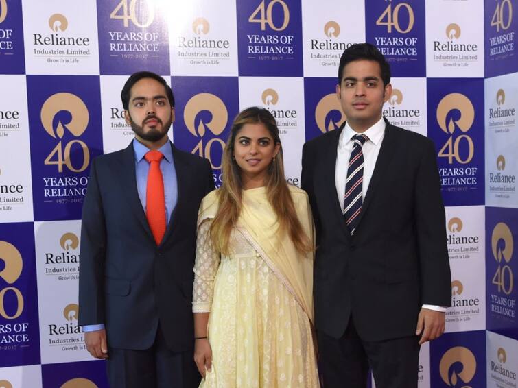 mukesh ambani children will get no salary and will be given fee for attending board meetings only Ambani Children Salary: ਮੁਕੇਸ਼ ਅੰਬਾਨੀ ਦੇ ਰਸਤੇ 'ਤੇ ਚੱਲ ਰਹੇ ਉਨ੍ਹਾਂ ਦੇ ਬੱਚੇ, ਨਹੀਂ ਲੈਣਗੇ ਕੋਈ ਤਨਖਾਹ, ਸਿਰਫ਼ ਮਿਲੇਗੀ ਇਹ ਫੀਸ