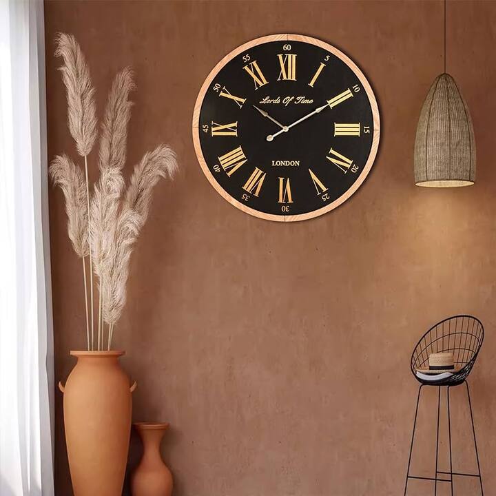 પીળી, સફેદ અને આછા ભૂરા રંગની ઘડિયાળો ઘર માટે શુભ માનવામાં આવે છે.જો તમે ઉત્તરની દિવાલમાં ઘડિયાળ લગાવી રહ્યા છો, તો મેટાલિક ગ્રે અથવા સફેદ રંગની ઘડિયાળ આદર્શ માનવામાં આવે છે.