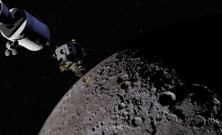 তাহলে চাঁদের আসল রং কী? বিজ্ঞানীরা জানিয়েছেন, ২০০৯ সাল থেকে চাঁদকে প্রদক্ষিণ করছে Lunar Reconnaissance Orbiter Camera. হাই রেজলিউশনের ছবি তুলে আসছে সেটি। কাছ থেকেও চাঁদের প্রচুর ছবি তুলেছে। তাতে চাঁদের রং গাঢ় নীল এবং গাঢ় লালের সূক্ষ্ম মিশ্রণ হিসেবে ধরা পড়েছে।