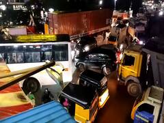 மக்களே.. சென்னையை விட்டு வெளிய வந்துடாதீங்க..! புறநகர்ப் பகுதிகளில் கடும் போக்குவரத்து நெரிசல்...!