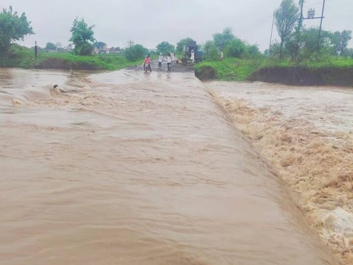 Heavy rain in Hingoli Loss of crops Farmers in trouble Hingoli Rain Update : हिंगोलीत ढगफुटी सदृश्य पाऊस, शेकडो हेक्टरवरील पिकांचे नुकसान; बळीराजा पुन्हा संकटात