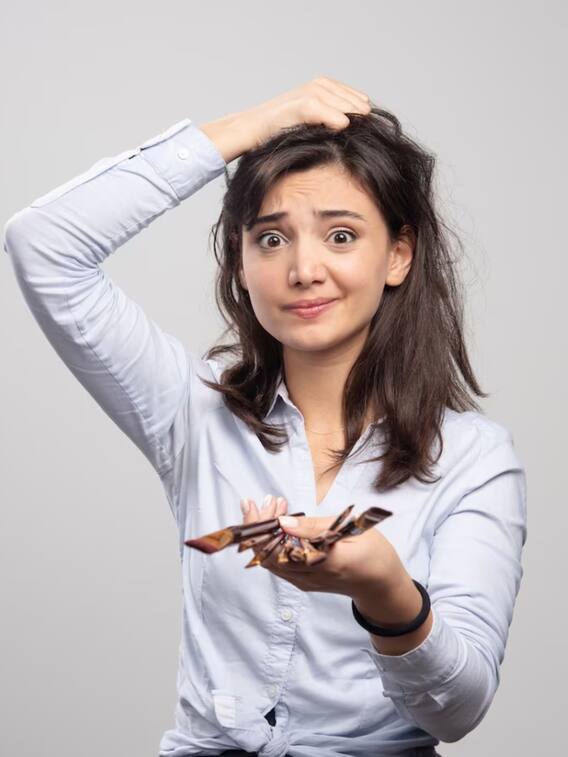 कैसे जानें बालों का झड़ना नॉर्मल है या नहीं