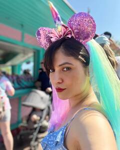 Sherin Shringar Photos : பாரிஸின் டிஸ்னிலேண்டில் வலம் வரும் நடிகை ஷெரின்!